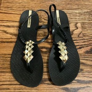 Ipanema rubber sandal with gold pyramid studs